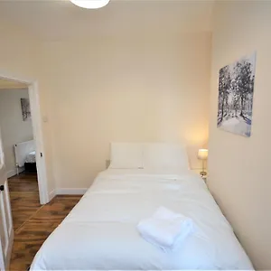 Cheerful 3 Bedroom In Greater London